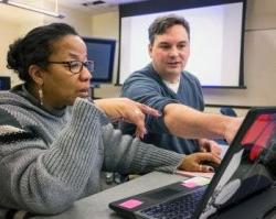 Faculty member being assisted with course design by ITDS staff